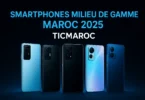 Bannière 1200×628 avec cinq smartphones modernes sur fond noir et lumière bleue, avec le titre “Smartphones Milieu de Gamme Maroc 2025 – TICMAROC”.